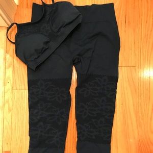 Fabletics SEAMLESS PRINTED CAPRI and BRA